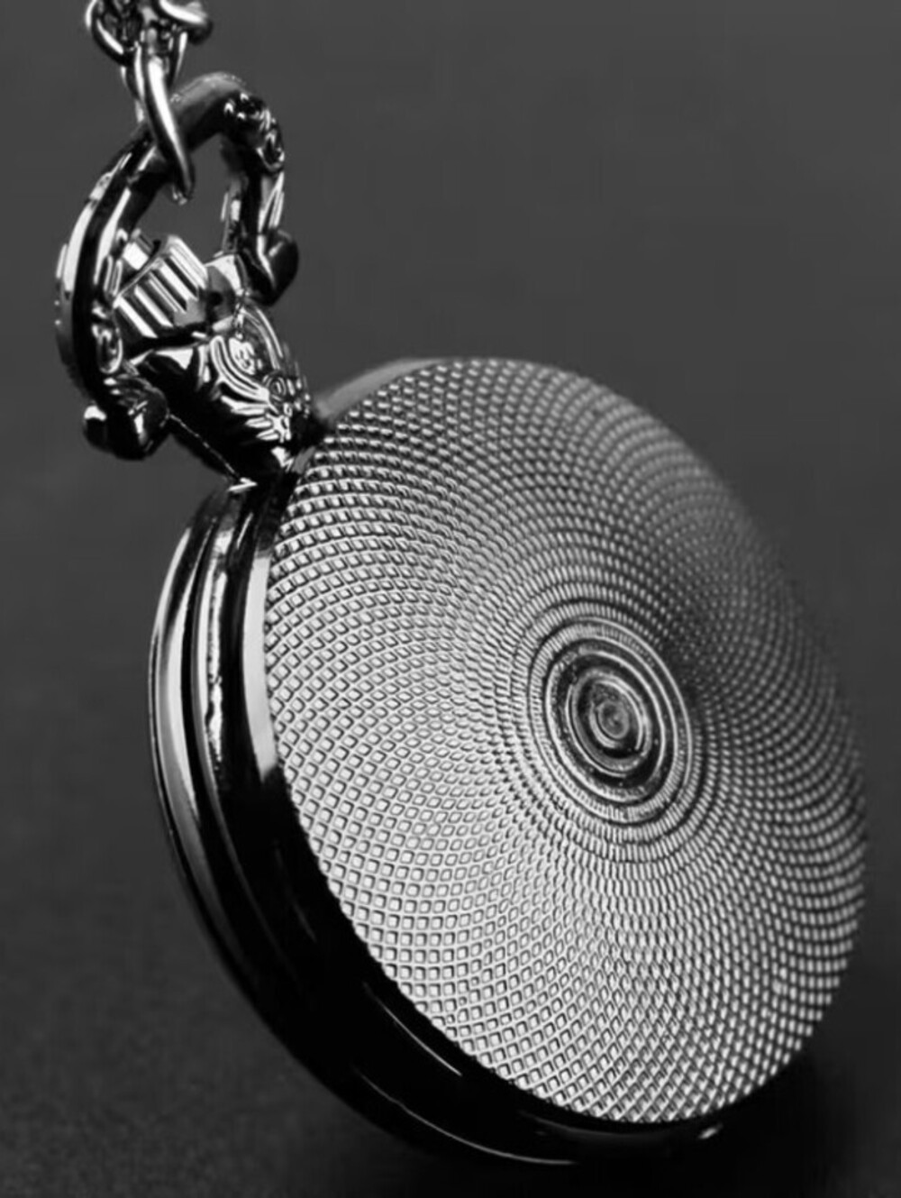 Black Wolf Pocket Watch with Chain and Quartz Movement - Picture 5 of 6